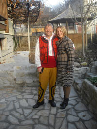 Aurelian Marin in costum traditional bulgaresc, cu sotia